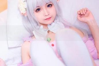 定制你的白袜JK制服，喵糖映画让每张图片都像梦一样迷离。