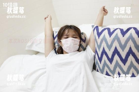 本次ROSI最新空姐制服套，居然还附赠免费套图，真有点儿过于贴心了。
