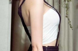 UGirls尤果网 - 原图里的尤菲儿裸足，瞧这不打扮的状态，也太自在了吧。