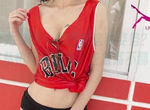 UGirls尤果网 - 能凹出这种姿势？纯小希的眼镜私拍让我想到了些放荡不羁的画面。