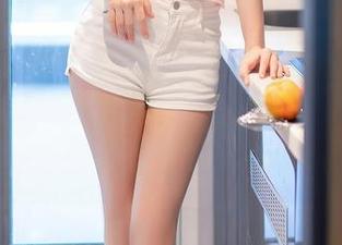 Xiuren秀人网 - 蕊蕊ruirui万圣节的图片，你敢对着她的南瓜鬼面大喊‘嗨’吗？