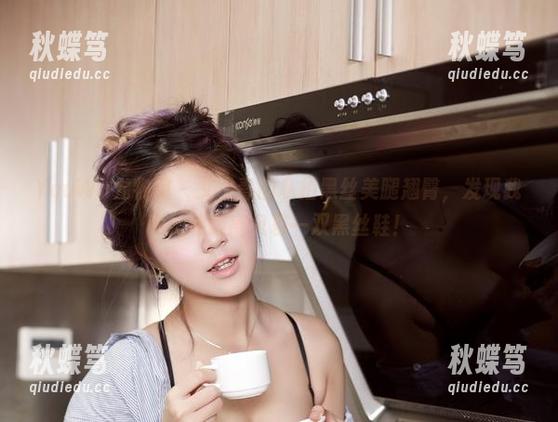 YouWu尤物馆 - 艾小青的私拍黑丝美腿翘臀，发现我和腿的距离只差一双黑丝鞋！