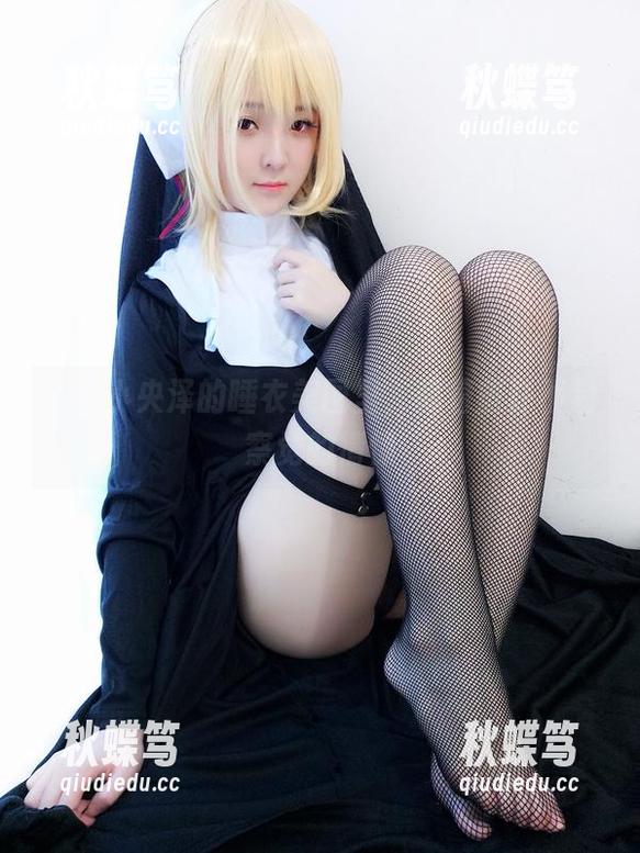 在一小央泽的睡衣美图里，藏着些许不易察觉的情愫