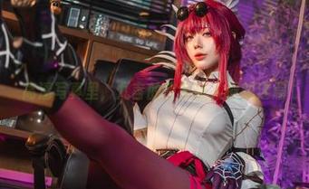 高清写真里，九言的皮衣让人遐想连篇