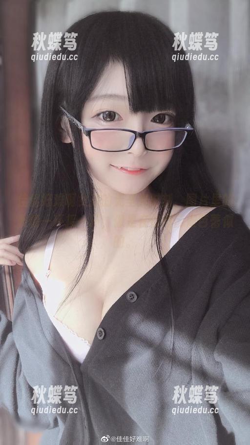 佳佳好难啊女孩的无圣光时刻，图片里的表情一环接一环，像是在你面前做芭蕾似的。