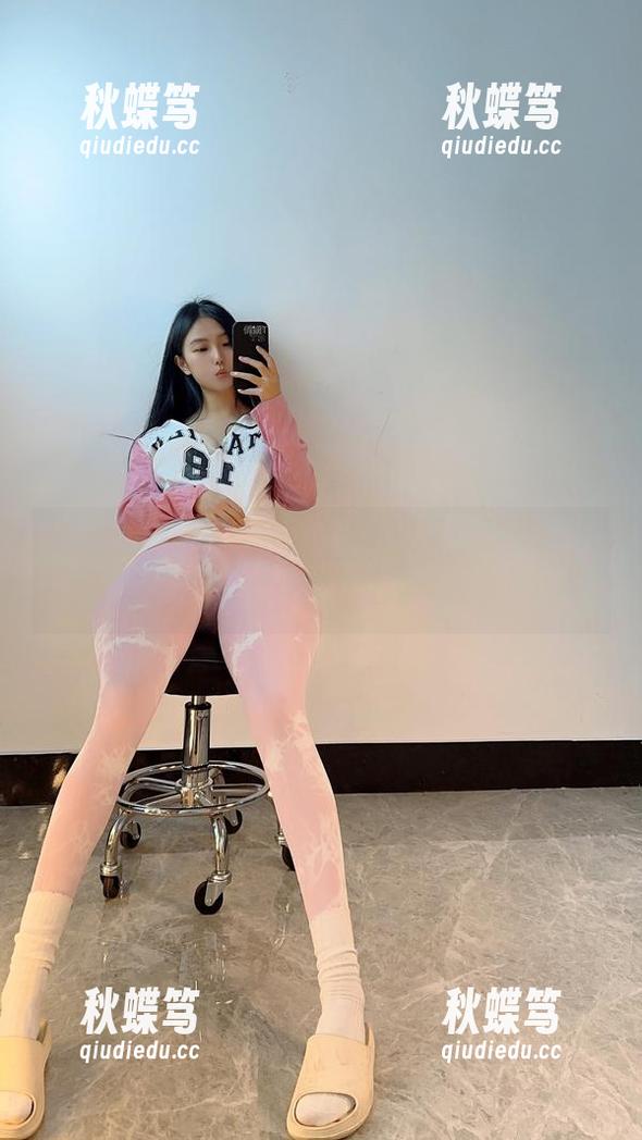 微密圈 - 俏妞qiaoniuTT私拍记：抱紧大熊后果自负，图包里的乐趣想象不到！