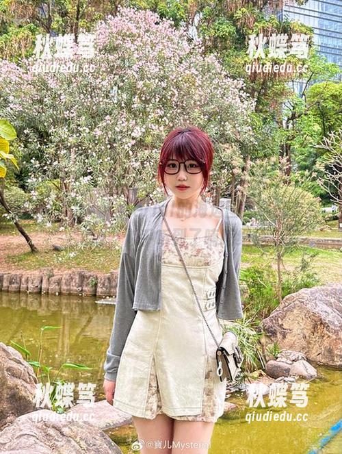 说说宝儿mysterial的海边图集：泳衣和海浪，似乎听到了喃喃细语