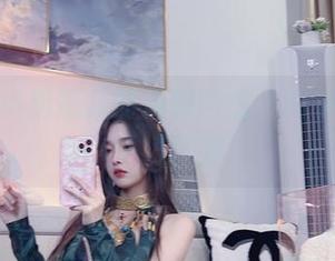 翻开小小奶瓶儿的免费图包，内衣的日常千娇百媚
