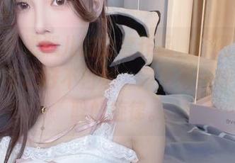 这组小小奶瓶儿的全套作品，原图里的珍珠人鱼姿态好不自然，完全是一种令人沉醉的旋律。