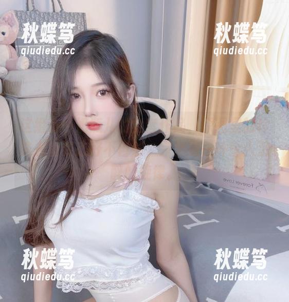 这组小小奶瓶儿的全套作品，原图里的珍珠人鱼姿态好不自然，完全是一种令人沉醉的旋律。