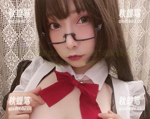 看了小泉学姐吖的泳衣写真分享，想不想作为旁观者，偷偷画出她的轮廓呢？