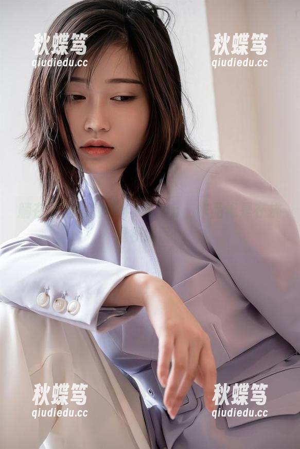 躺在泳池边的年年Nnian，作品像是在挑逗视线呢！