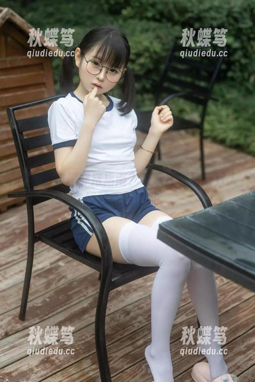 小姐们校服穿搭指南？幼水铃衣最新双人服装不容错过。