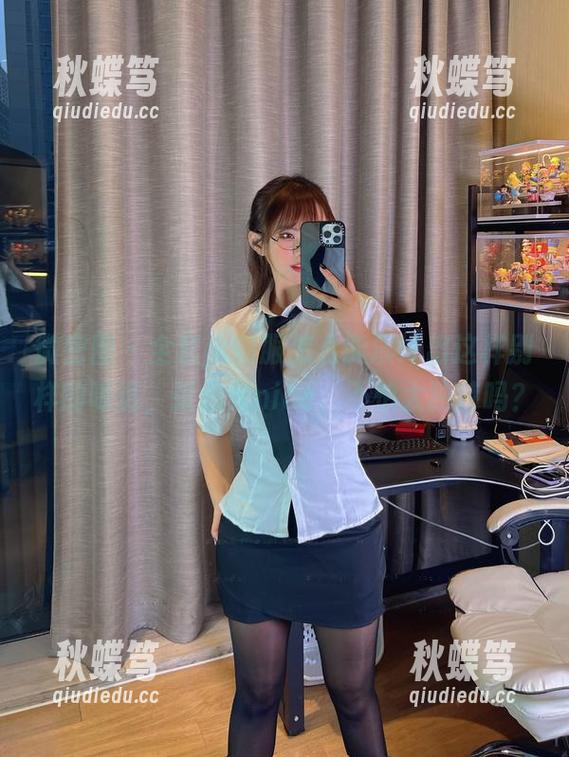 微密圈 - 全套jk制服怎么能演绎出这样别样的味道，张思允nice，不怕太独特吗？