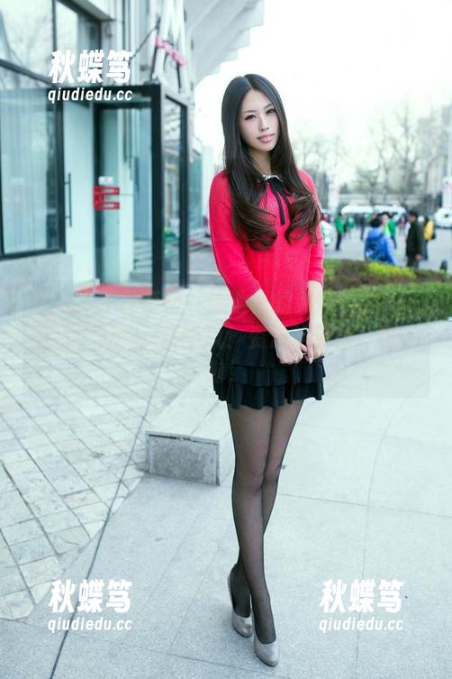 推女郎 - 林萌萌在泳池里的悠闲时光——原图真的是...超拉风！资源抢不抢？随你啦！