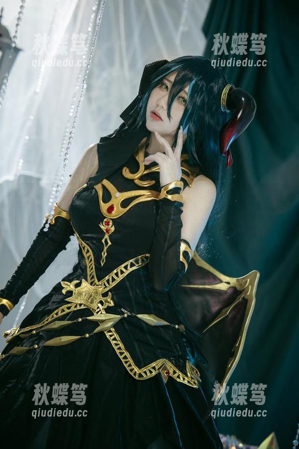 是一只熊仔吗的“美少女万华镜异闻”，看得我想深挖白雪姬的身世，竟然有种说不出的渴望。