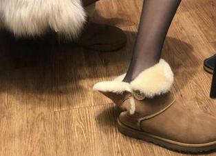 微密圈 - 最新写真：林子喵Lynne在高跟鞋里又是神情优雅，脚却在哭闹。