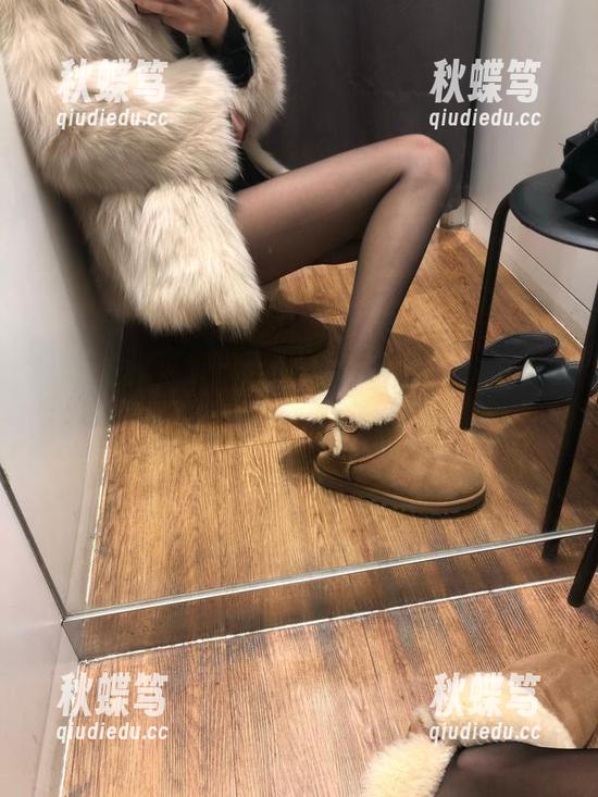 微密圈 - 最新写真：林子喵Lynne在高跟鞋里又是神情优雅，脚却在哭闹。