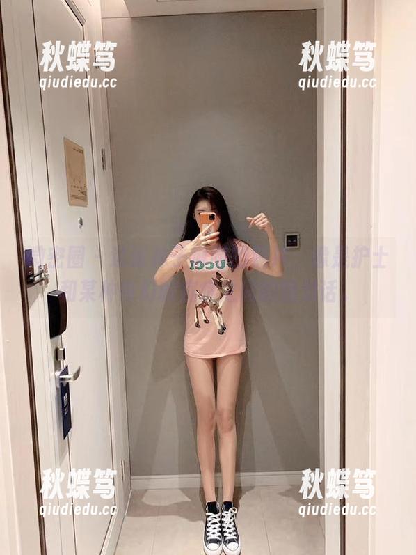 林子琳喵 微密圈 - 这张林子琳喵的照片,像是护士和某种奇幻的病症之间的暗对话。