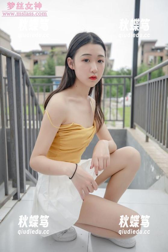 梦丝女神 - 小允儿不止是衣服绿，心思也够有趣，快来领取你的免费图片！