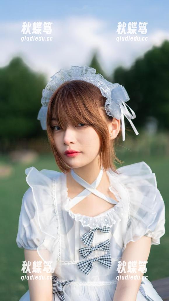 梨瑾瑾的“旗袍实验室”：高清写真带你见证扭曲的美！