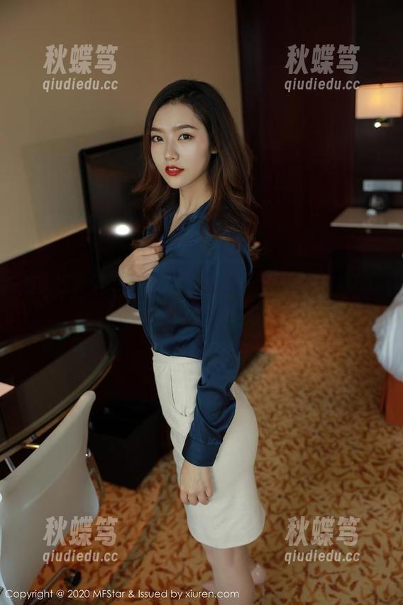 模范学院 - 一组黑丝写真，婠婠么的套图让我面红耳赤