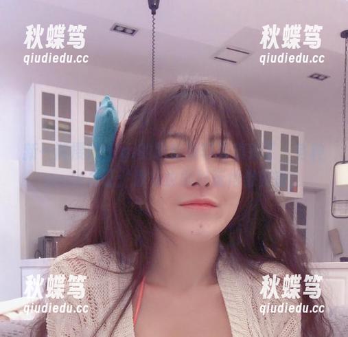 新一版樱晚gigi的职业装写真集来了，各种pose力证：职场也能好玩得像聚餐！