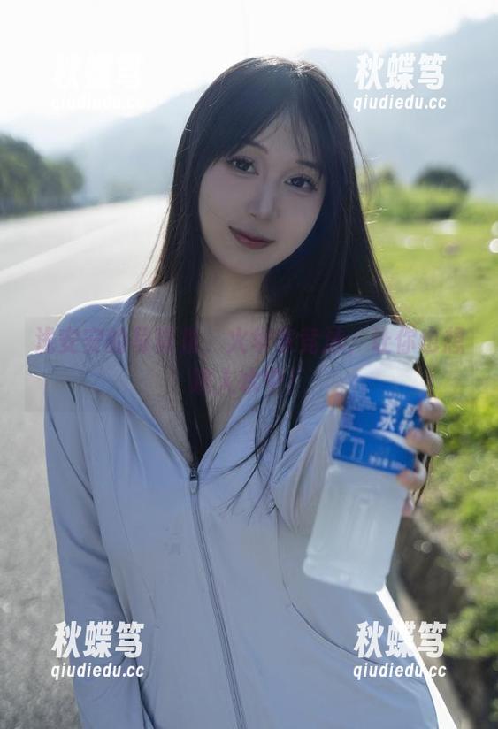 浅安安的写真集，火华家竞泳，让你也想跳入水中！