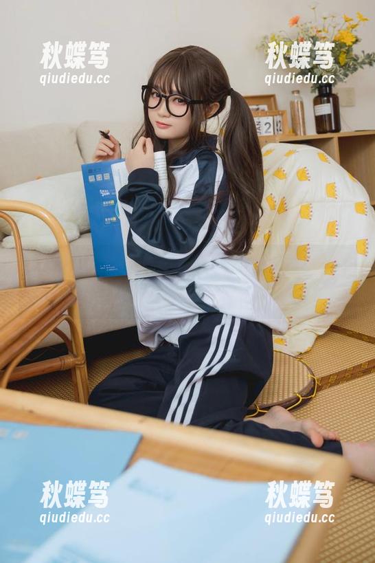 网友们说：神沢永莉，礼服出动在线抢镜，看得我都快飞起来！