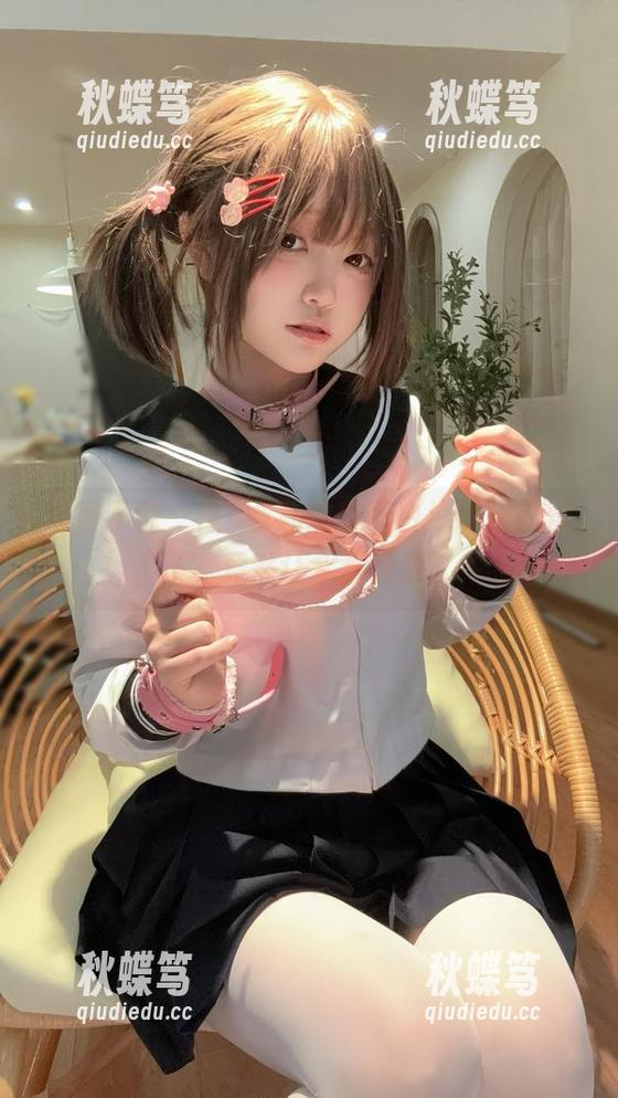 不得不说，神沢永莉这身蓝白泳衣搭配辫子，竟然让水都羡慕。
