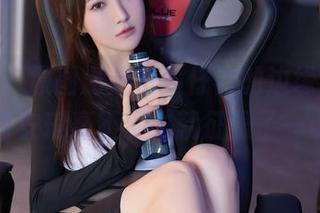 秀人网 - 原图游走于牛仔裤的边缘，Olivia童安琪毫不费力就征服了一切。