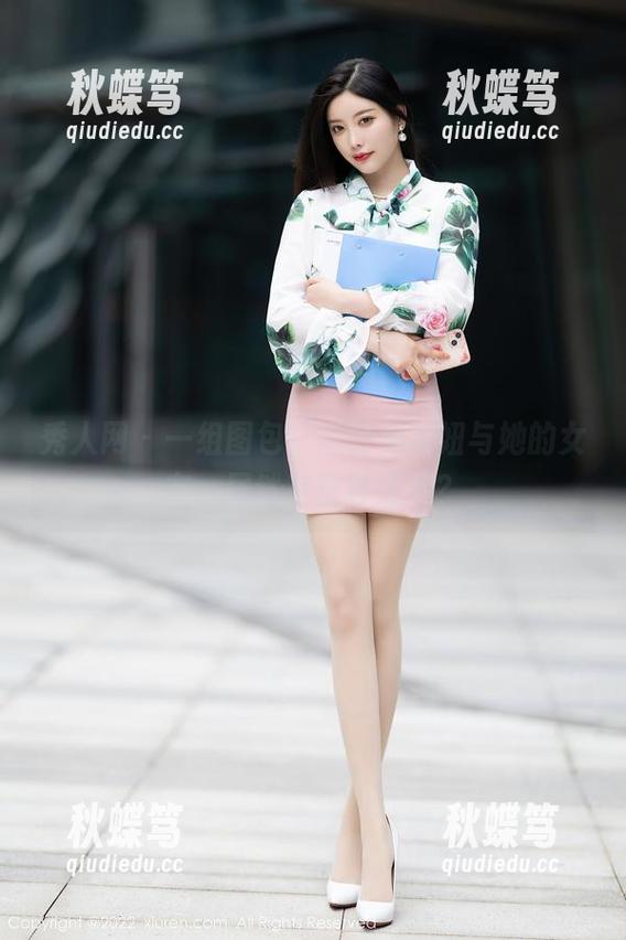 秀人网 - 一组图包，月野兔美妞与她的女友，居然有这种感觉？