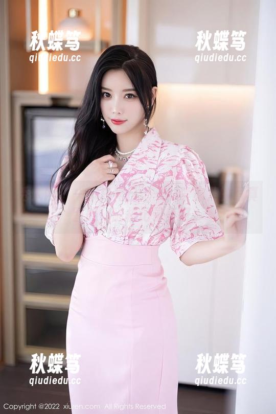 秀人网 - 一本白裙日记——李宓儿的写真图册，随机记录美好。