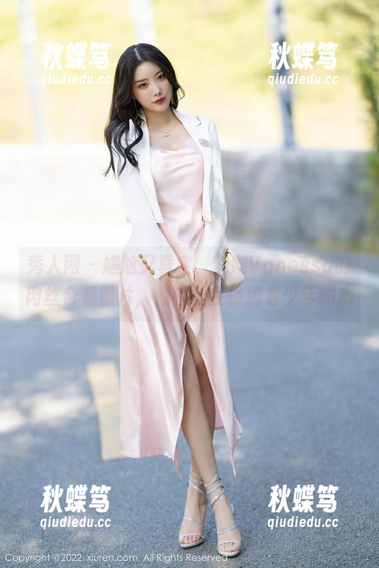 秀人网 - 尴尬又真实，梦娜Vanessa的肉丝合集照片，似乎也在挑逗着少年的心