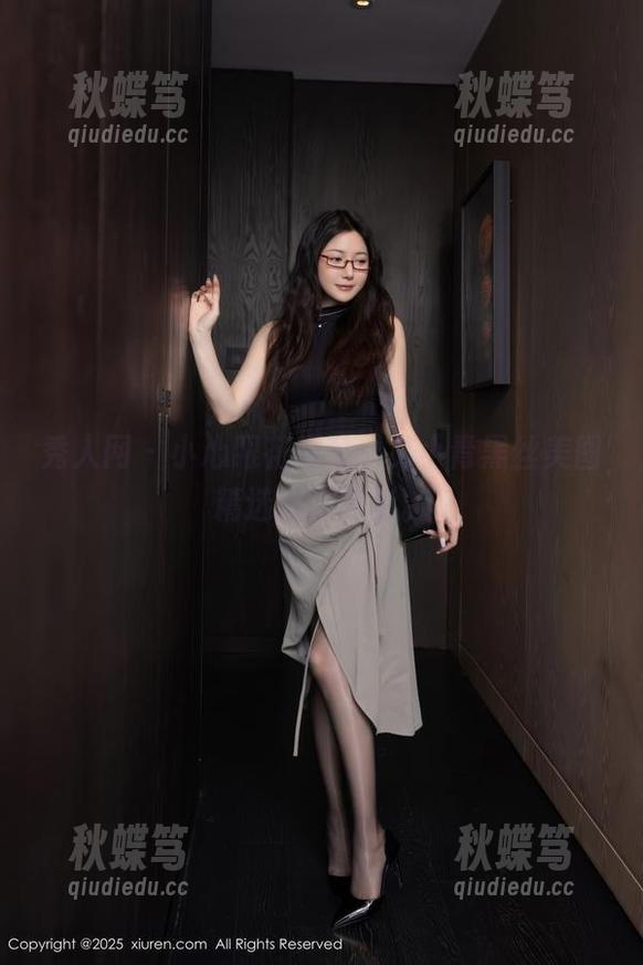 秀人网 - 小心眼花缭乱，艾小青黑丝美图精选如影随形。