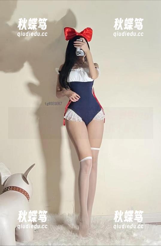 微密圈 - 纪念小小v的红色衣，图包tag满满，走过场的尴尬，我们就不提了。
