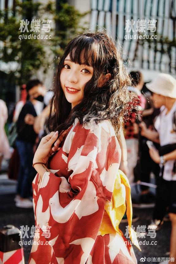 婚纱和COS，舞小喵在图册中巧妙结合成奇特画面！