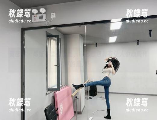 微密圈 - 葛征手里的蕾丝，私房图包真有让人小心脏怦怦的魔力！