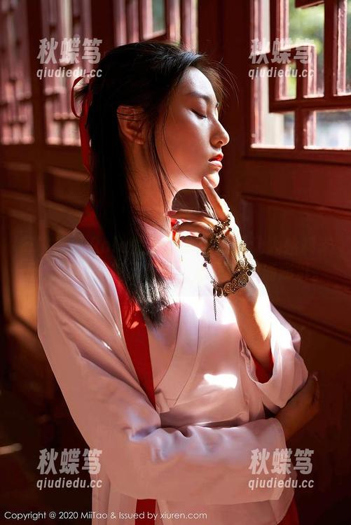 蜜桃社 - Rola的吊带写真真是让人始料未及，在线全程无表情，心里却汹涌澎湃。