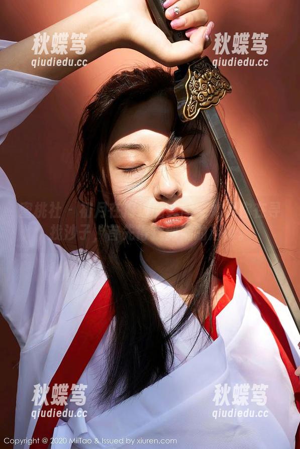 蜜桃社 - 初月在海边的套图：如果你在寻找沙子，首先得找到她的浴巾。