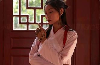 蜜桃社 - 小草莓Berry高清分享，温柔就像那飘散的花瓣，轻轻触碰心头。