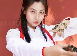 蜜桃社 - 有图有真相，缇娜美Tinami的裸足最新图片，教你如何走得怀旧又自在。