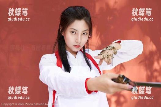 蜜桃社 - 有图有真相，缇娜美Tinami的裸足最新图片，教你如何走得怀旧又自在。