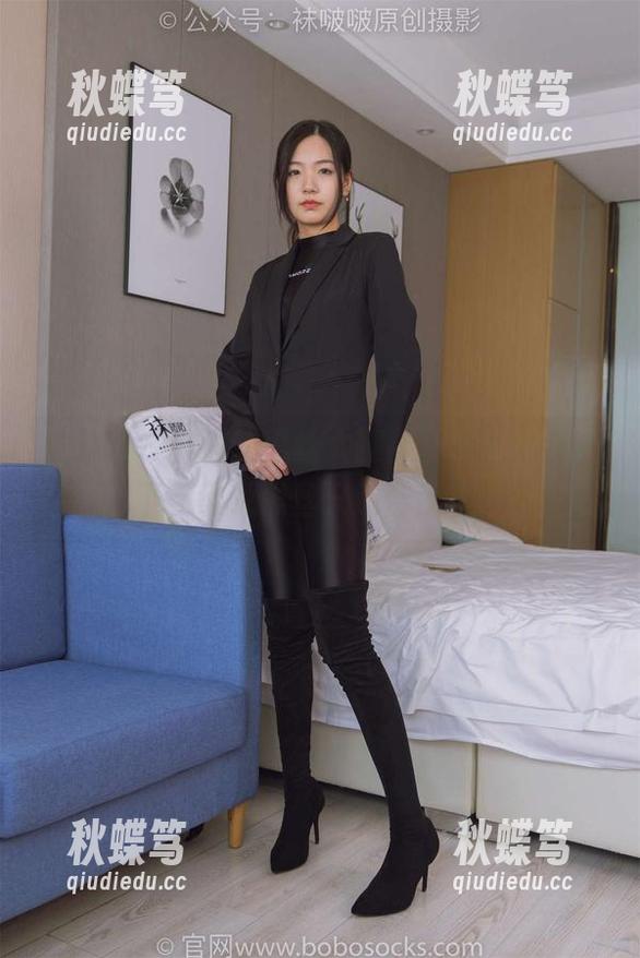 袜啵啵 - 小沫的黑丝大腿袜写真，更新一下，谁说黑丝只适合夜晚？