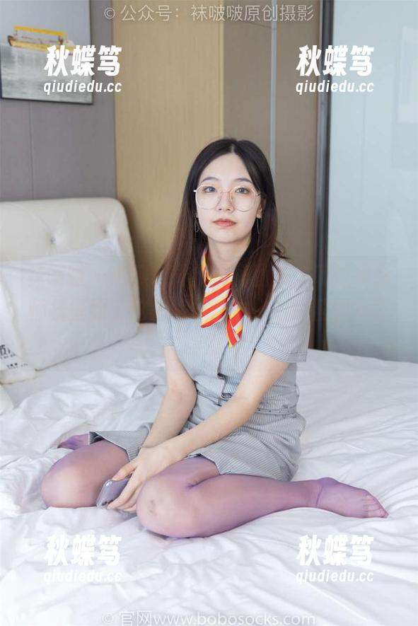 袜啵啵 - 熊熊的最新白裙图集，哪位摄影师抚摸到了这光线，让这一刻轻盈到不真实。