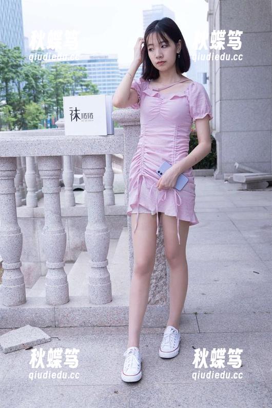 袜啵啵 - 图片中那个穿着平底鞋的芝士，似乎在和我们耳语