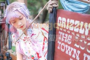 西瓜少女和她的白色配件，点开这组图片资源，可能会被甜蜜淹没哦