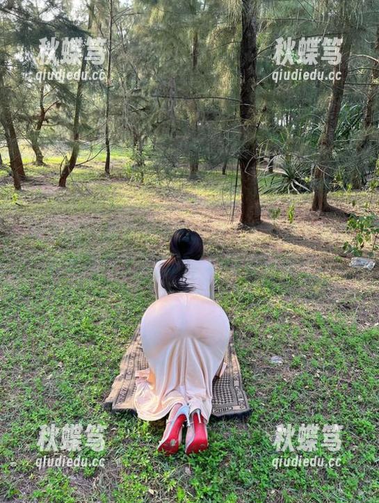 微密圈 - 再看这原图，迷人的五姨太的蕾丝跟弦外之音似的，暧昧得刚刚好。
