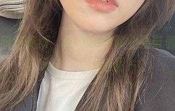 冲破职场束缚，闪月半的职业装带着好奇与玩味——精选图片。