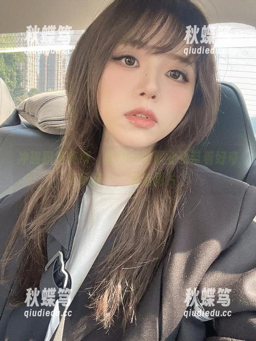 冲破职场束缚，闪月半的职业装带着好奇与玩味——精选图片。